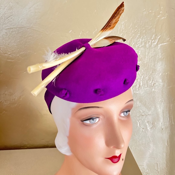 WONDERFUL 1930s\' PURPLE FELT TILT HAT WITH LONG FEATHERS AND FELT KNOTS